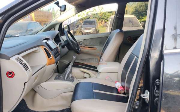 TOYOTA  INNOVA  V