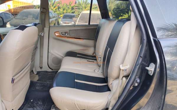 TOYOTA  INNOVA  V