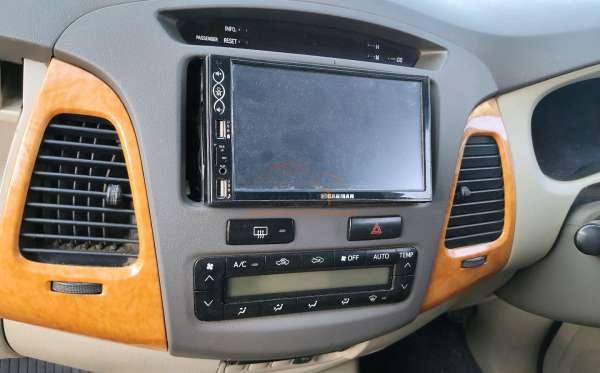 TOYOTA  INNOVA  V