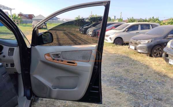 TOYOTA  INNOVA  V
