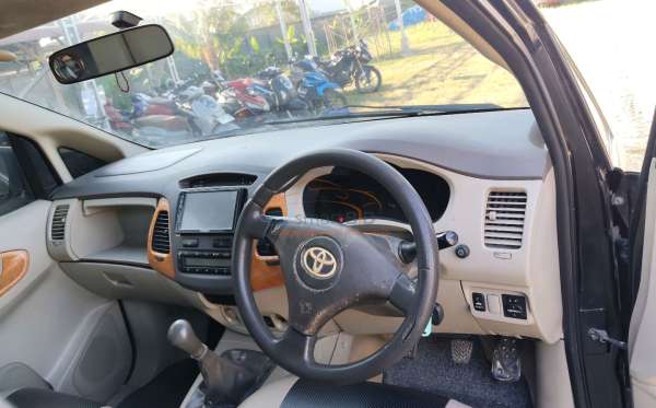 TOYOTA  INNOVA  V