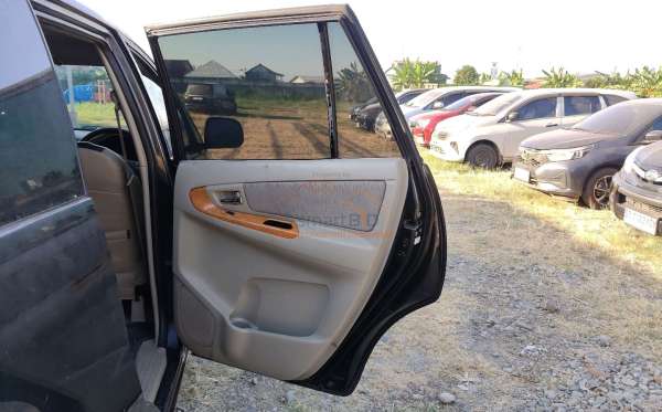 TOYOTA  INNOVA  V