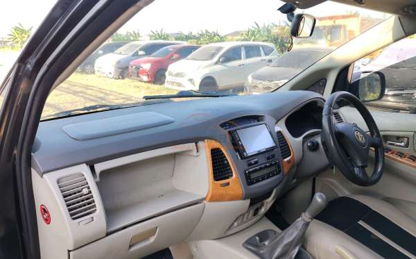TOYOTA  INNOVA  V