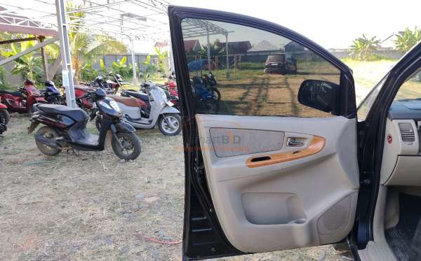 TOYOTA  INNOVA  V
