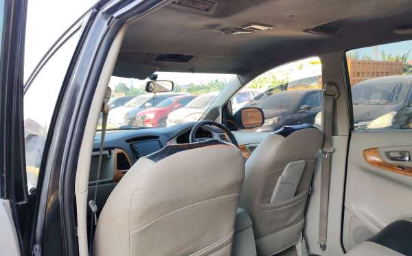 TOYOTA  INNOVA  V