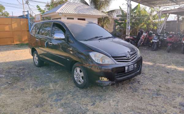 TOYOTA  INNOVA  V