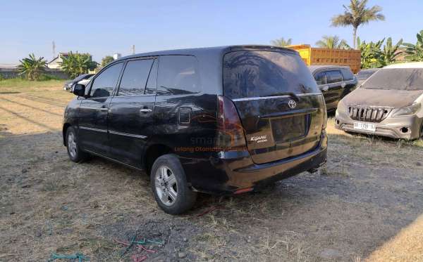 TOYOTA  INNOVA  V