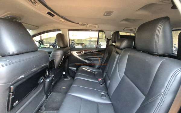 TOYOTA INNOVA V