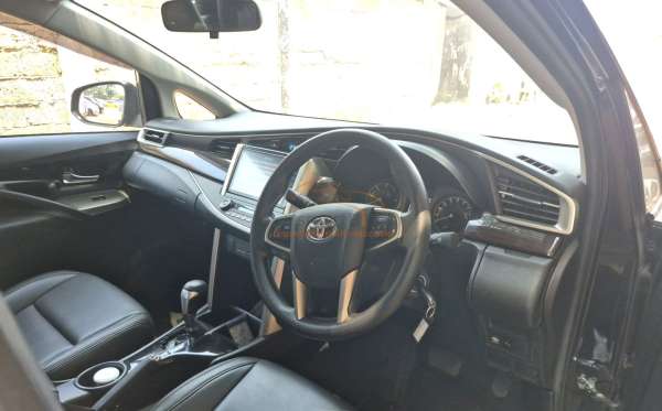 TOYOTA INNOVA V
