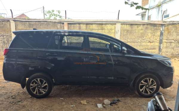 TOYOTA INNOVA V