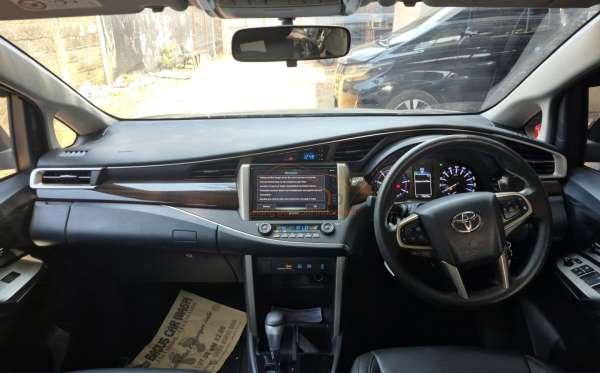 TOYOTA INNOVA V