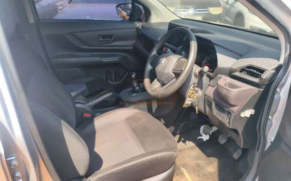 TOYOTA  AVANZA  1.3 E