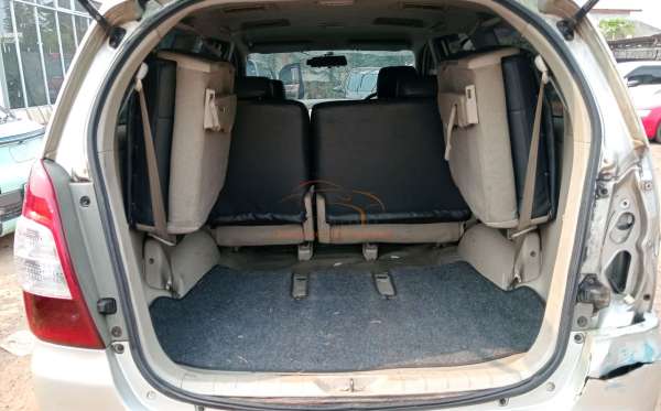 TOYOTA INNOVA G