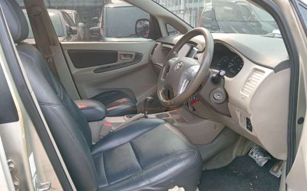 TOYOTA INNOVA G