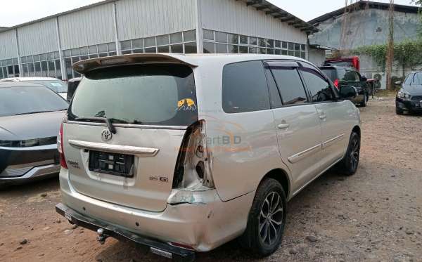 TOYOTA INNOVA G
