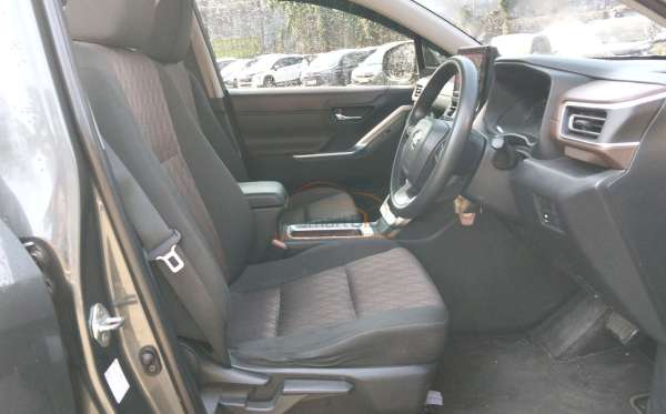 TOYOTA INNOVA ZENIX G