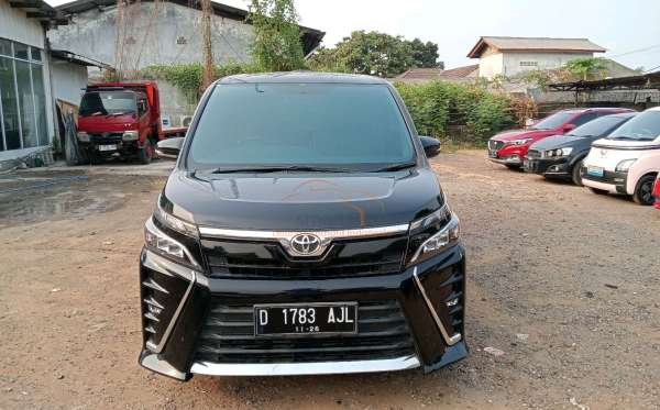 TOYOTA VOXY 2.0 AT