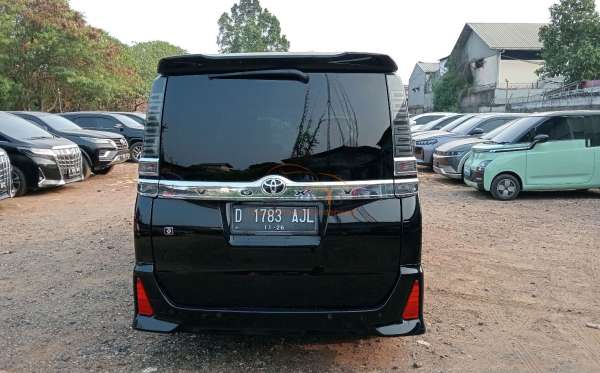 TOYOTA VOXY 2.0 AT
