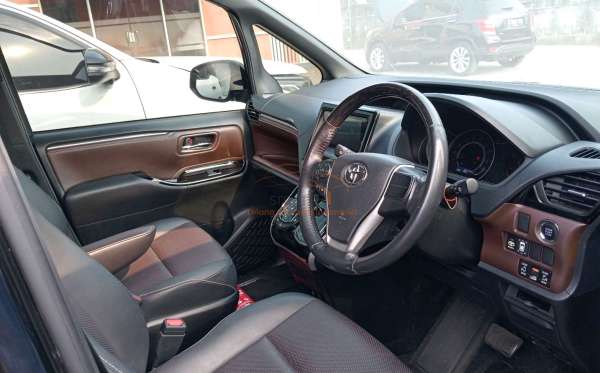 TOYOTA VOXY 2.0 AT