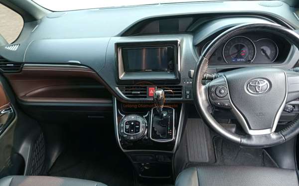 TOYOTA VOXY 2.0 AT