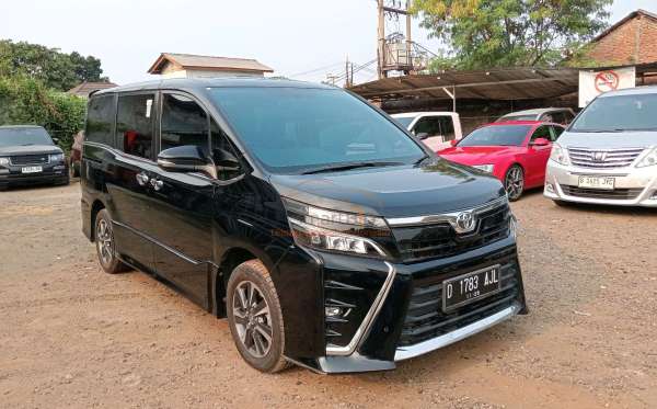 TOYOTA VOXY 2.0 AT