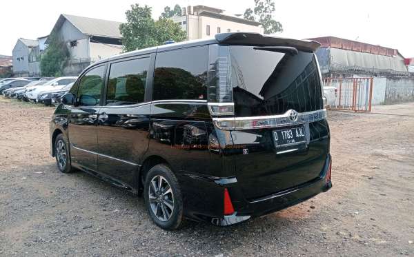 TOYOTA VOXY 2.0 AT