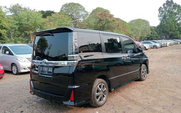 TOYOTA VOXY 2.0 AT