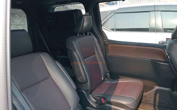 TOYOTA VOXY 2.0 AT