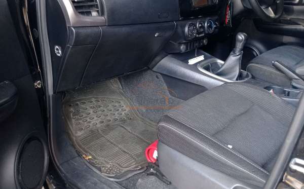 TOYOTA HILUX DOUBLE CABIN