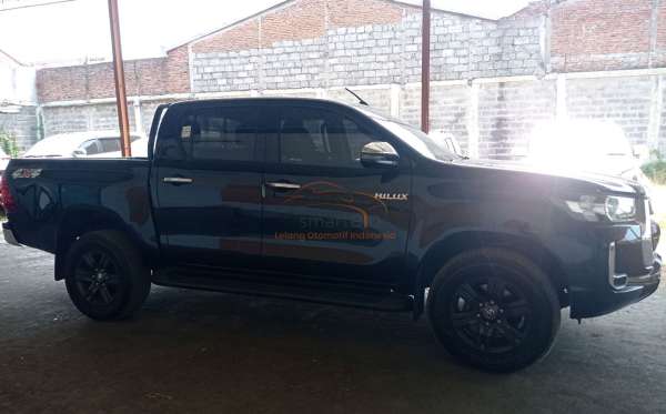 TOYOTA HILUX DOUBLE CABIN