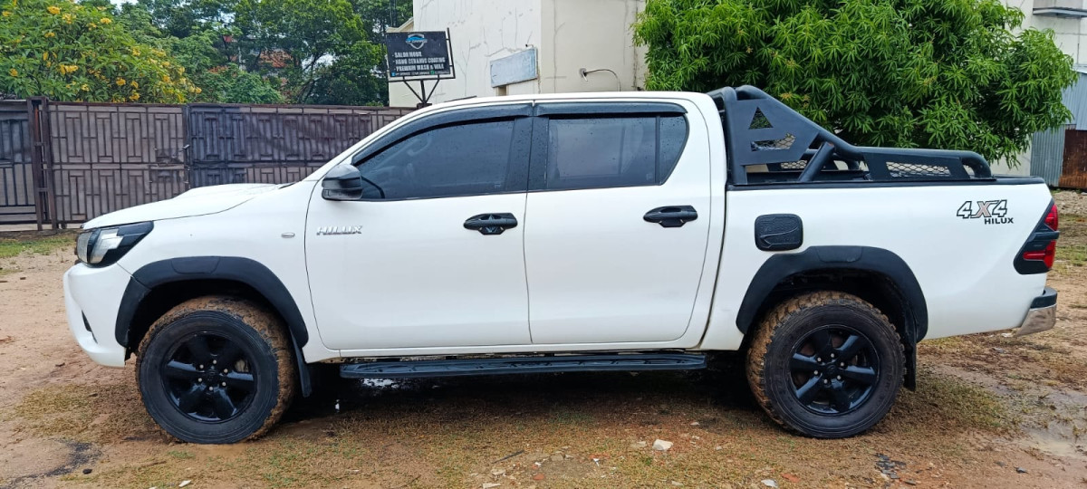 TOYOTA HILUX 2.5 E 4X4 DC