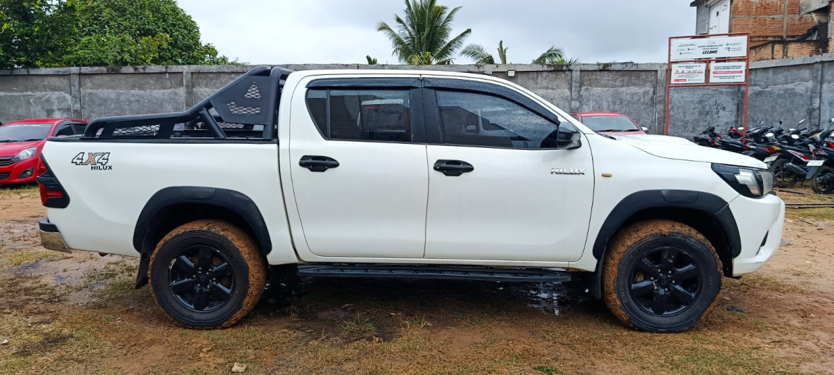TOYOTA HILUX 2.5 E 4X4 DC