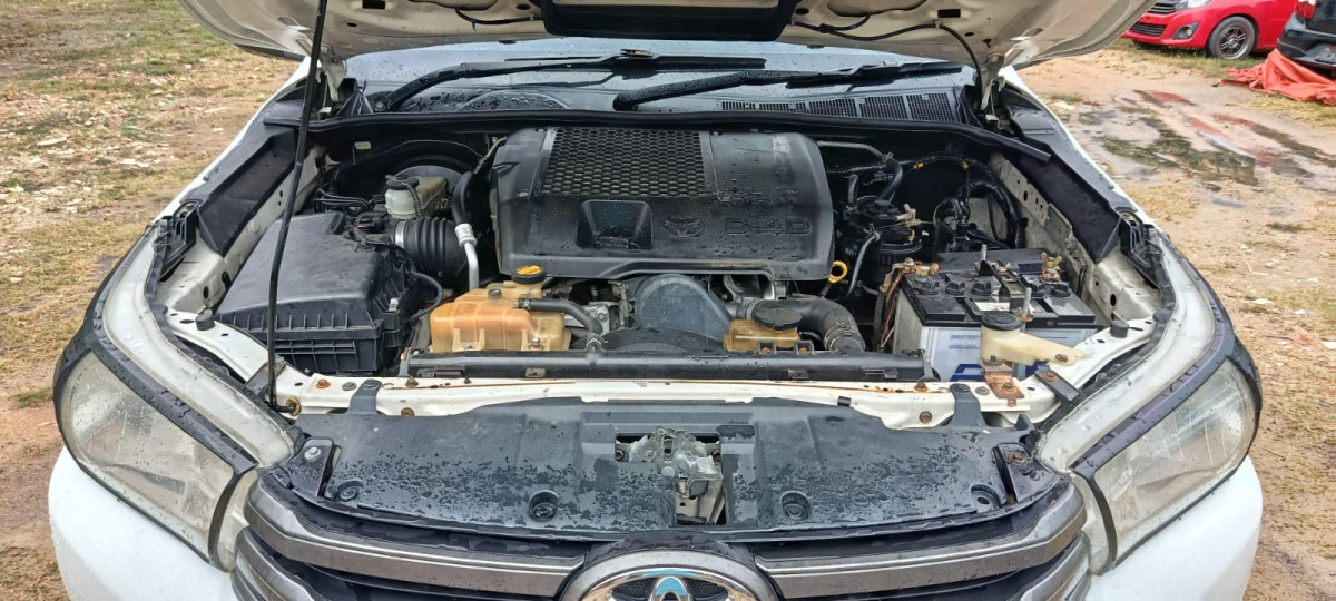 TOYOTA HILUX 2.5 E 4X4 DC