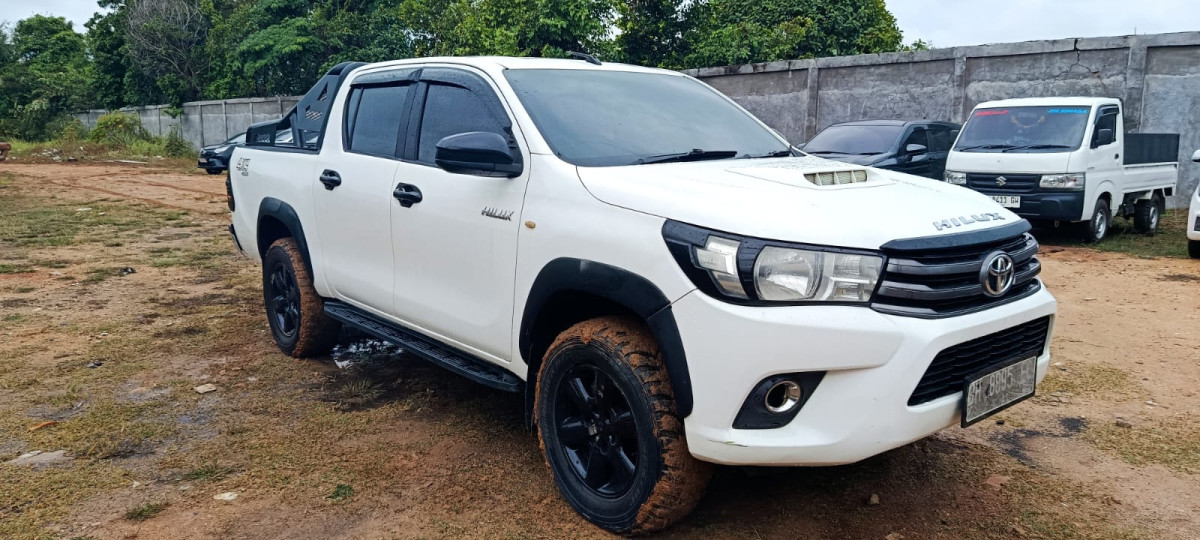 TOYOTA HILUX 2.5 E 4X4 DC