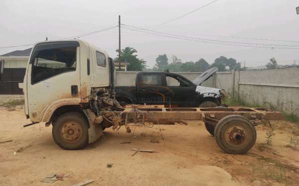 ISUZU  NMR 81U