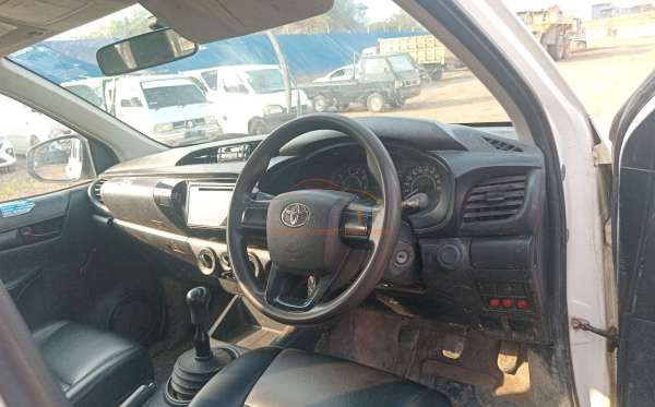 TOYOTA HILUX 2.4 E