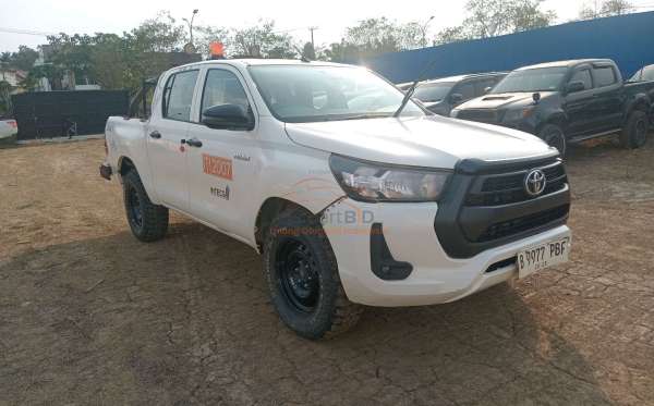 TOYOTA HILUX 2.4 E