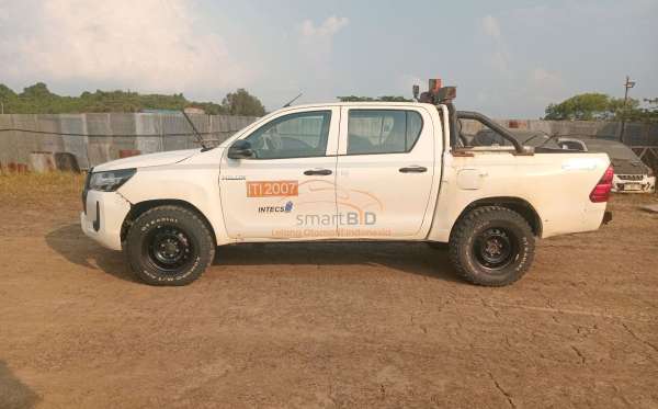 TOYOTA HILUX 2.4 E
