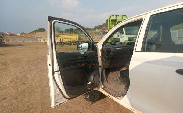 TOYOTA HILUX 2.4 E