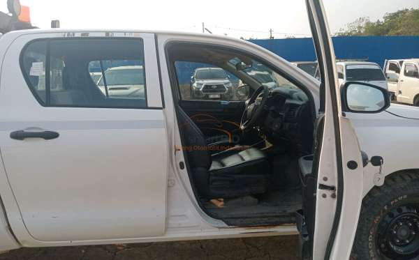 TOYOTA HILUX 2.4 E