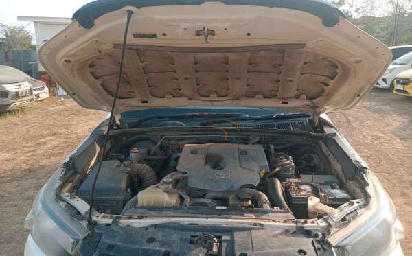 TOYOTA HILUX 2.4 E