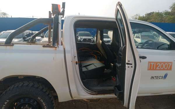 TOYOTA HILUX 2.4 E