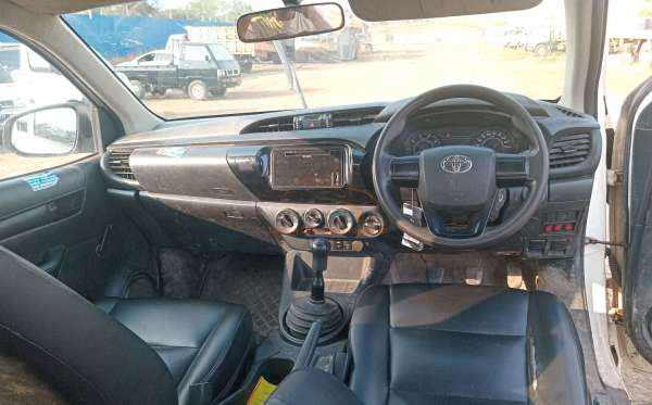 TOYOTA HILUX 2.4 E