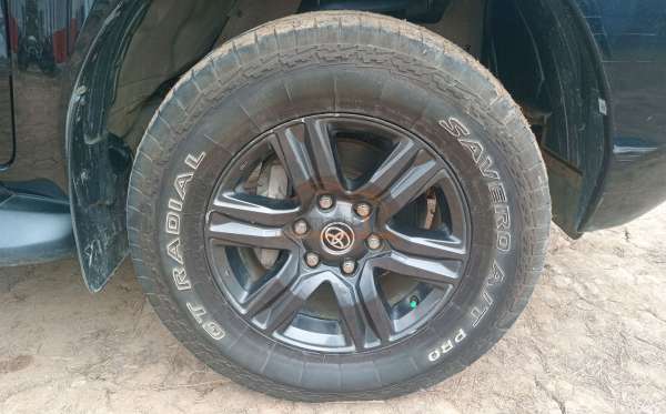 TOYOTA HILUX 2.4G DC 4X4