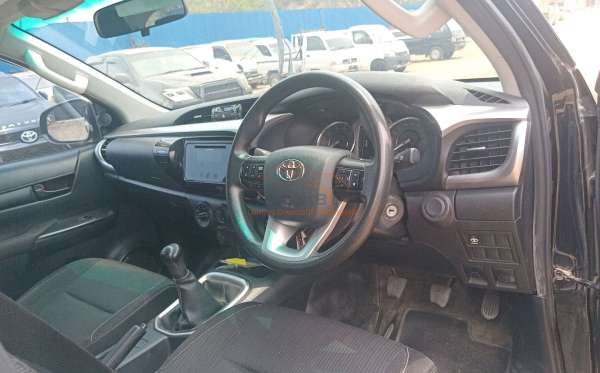 TOYOTA HILUX 2.4G DC 4X4