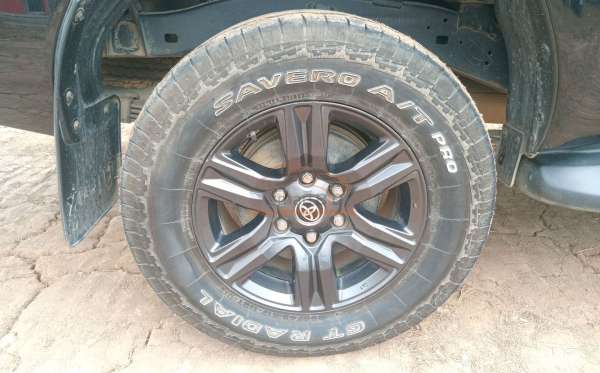 TOYOTA HILUX 2.4G DC 4X4