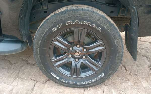 TOYOTA HILUX 2.4G DC 4X4