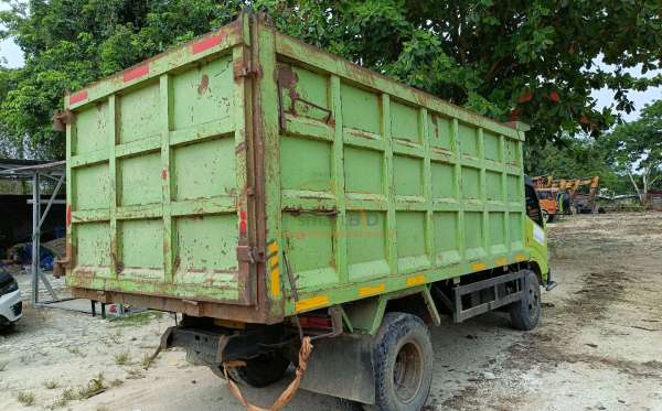 HINO DUTRO-136
