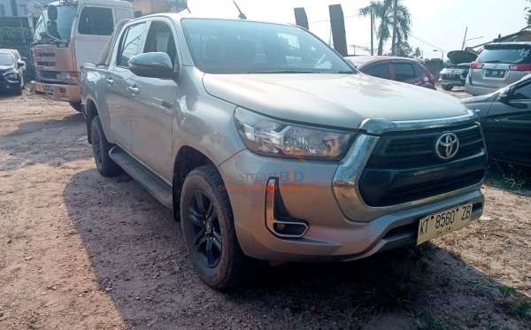 TOYOTA HILUX 2.4G DC 4X4