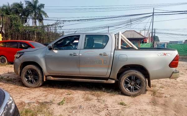 TOYOTA HILUX 2.4G DC 4X4